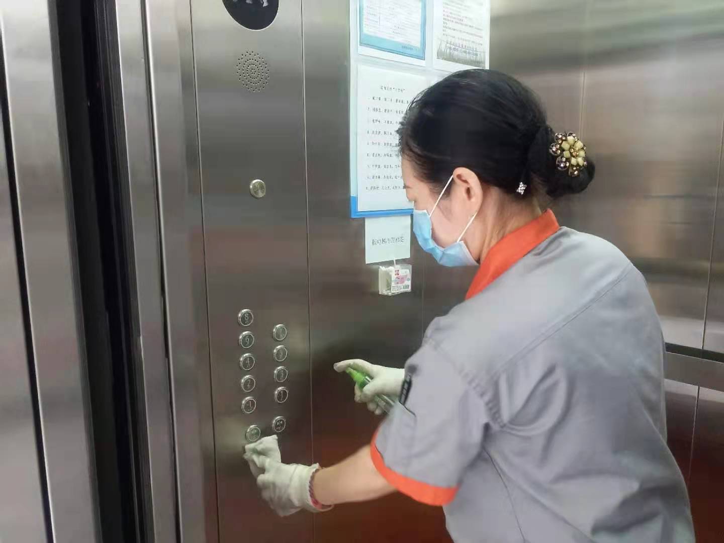 电梯按键消毒.jpg