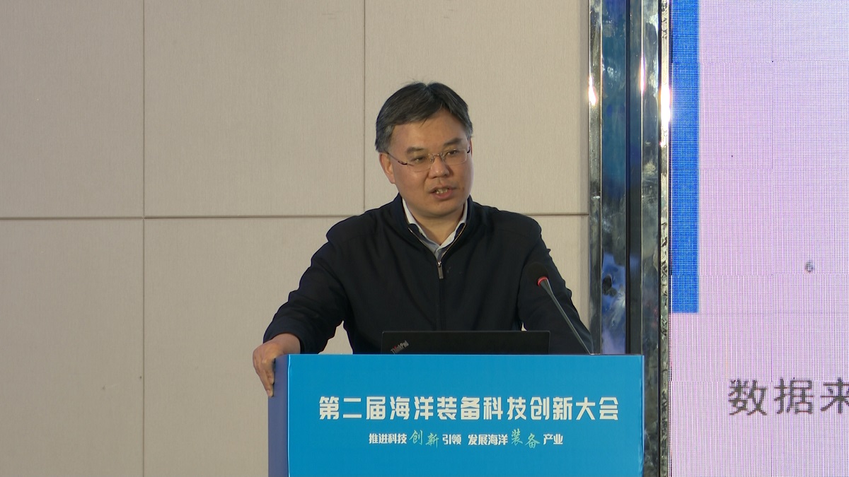 8.彭伟作报告.jpg